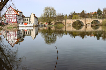 Obraz premium Frühling an der Fulda; Blick zur historischen Bartenwetzer-Brücke in Melsungen