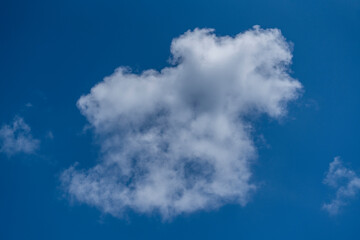 Fototapeta na wymiar Sunny day, blue sky and white clouds