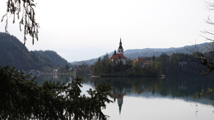 rund um den see bled mit aussicht auf die kirche und burg