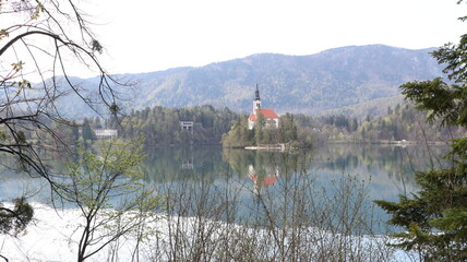 rund um den see bled mit aussicht auf die kirche und burg