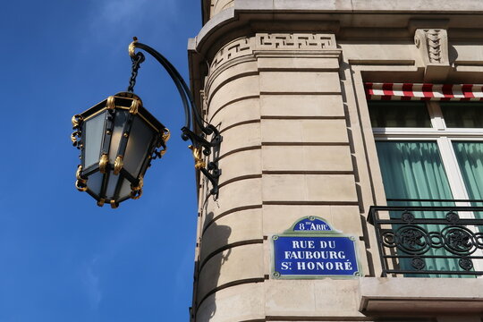 Plaque de rue de la prestigieuse rue du Faubourg Saint Honor&eacute; dans la ville de Paris, adresse du palais de l&rsquo;&Eacute;lys&eacute;e, d'ambassades et de boutiques de luxe, avec un r&eacute;verb&egrave;re ancien (France)