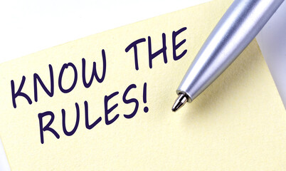 Obraz premium Sticky Note Message KNOW THE RULES with pen on a white background