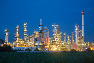 Obraz premium Twilight scene of tank oil refinery plant and tower column of Petrochemistry