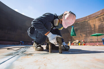 Male worker test steel tank butt weld carbon bottom plate of storage tank oil magnetic field