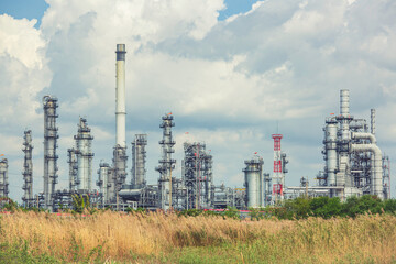 Obraz premium Scene afternoon of tank oil refinery plant tower and column tank oil of Petrochemistry industry blue sky