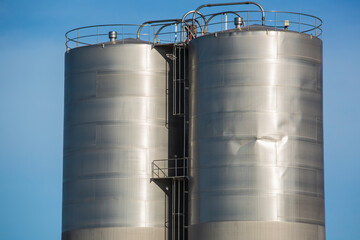 Stainless steel two silos in the chemical industry damage ruin weld