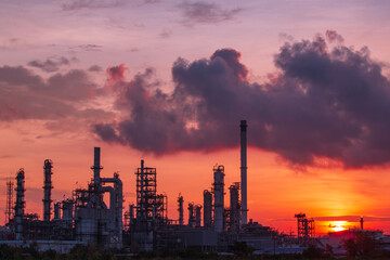 Obraz na płótnie Canvas Oil​ refinery​ and​ plant and tower column of Petrochemistry industry in pipeline oil​ and​ gas​ ​industrial with​ cloud​ slowing red sky