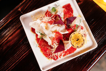 Carpaccio with lemon and rice chips.