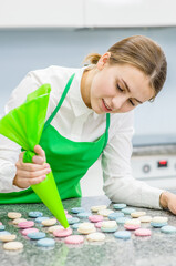 Сonfectioner with confectionery bag squeezing cream filling to macarons shells