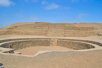 Fototapeta Bandurria es un sitio arqueológico monumental situado al sur de la localidad peruana de Huacho. Con una antigüedad cercana a los 5.000 años obraz