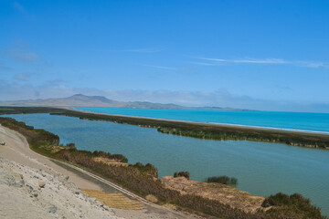 Obraz premium Los Humedales o Albufera del Paraíso son un área importante para la conservación de aves y se encuentra cerca del sitio arqueológico de Bandurria