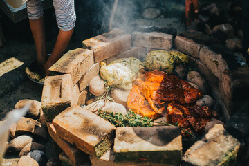 Colocado de la carne e ingredientes para la pachamanca en Perú, Sudamérica. 