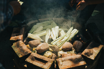 Colocado de humitas en un horno de Pachamanca