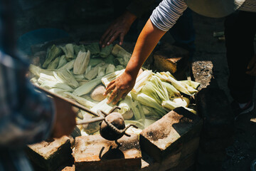 Colocado de humitas en un horno de Pachamanca