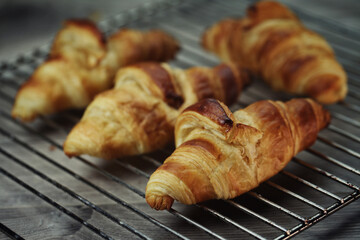 croissant au beurre sur une grille	