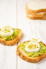 Dietary avocado toasts and boiled and germinated eggs.