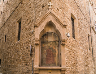 Fototapeta na wymiar corner shrine in a Street of Florence, Italy 