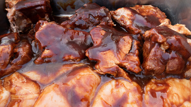 close up costillas bbq en charola marinadas listas para cocinar 