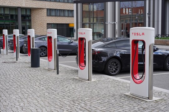 Mehrere Tesla e-Autos und Ladestationen in Berlin am 19.04.2022