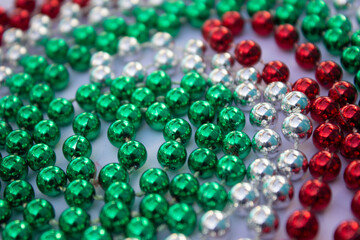 PERLITAS VERDES, BLANCAS Y ROJAS SOBRE FONDO BLANCO