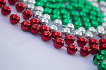 COLLAR DE PERLITAS ROJO BLANCO Y VERDE