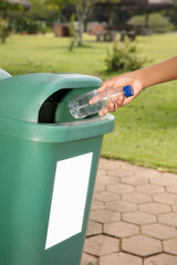 reciclaveis plástico lixo lixeira reciclar - obrazy, fototapety, plakaty