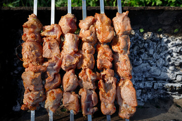 Pork skewers are fried on skewers, in nature