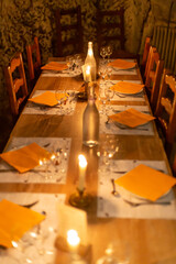 Table de diner éclairé avec des bougies - 499853397