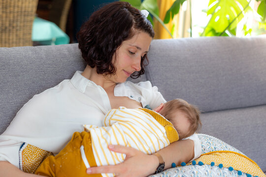 M&egrave;re qui allaite son enfant