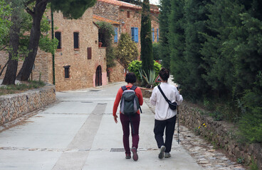 Fototapeta na wymiar Promenade dans un village catalan, walk of two women through the alleys 