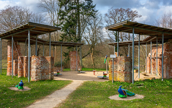 Kinderspielplatz am fr&uuml;heren Fasaneriehaus im Schlosspark von Putbus, Insel R&uuml;gen,