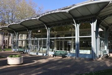 Le hall des sources, dans lequel on trouve abrite les buvettes des cinq sources utilisées pour la cure de boisson, ville de Vichy, département de l'Allier, France