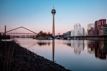 Düsseldorfer Medienhafen Skyline bei Sonnenuntergang