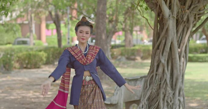 It is a dress show that was invented from thesis of students,name of the show is Hoy hak-hup hong.The blue shirt has a red Isan cloth over the shoulder and a hedgehog's hair pin.