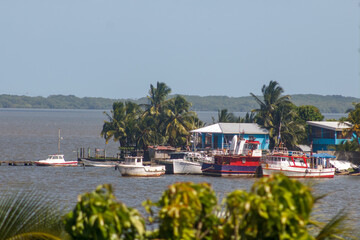Barco en la costa de Bluefields, Nicaragua en un dia soleado de verano 