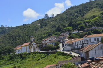 Fototapeta na wymiar Cidade de Ouro Preto com igreja e as montanhas