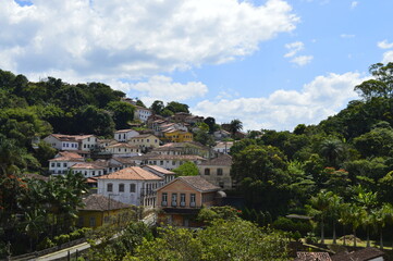 Cidade no meio do verde das árvores