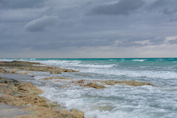 Fototapeta na wymiar Plaża w Varadero na Kubie w czasie pochmurnej pogody.