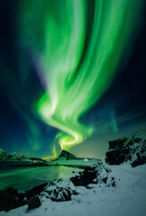 aurora borealis boven de nachtelijke hemel