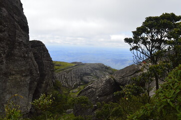 Fototapeta premium Vista de rochas, árvore a esquerda e horizonte