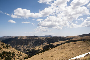 Montañas soleadas de España