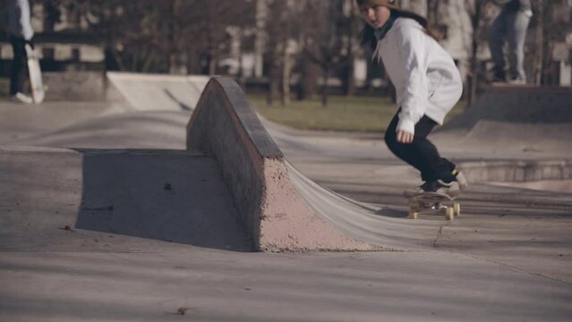 Skater su rampa in cemento in un parco cittadino