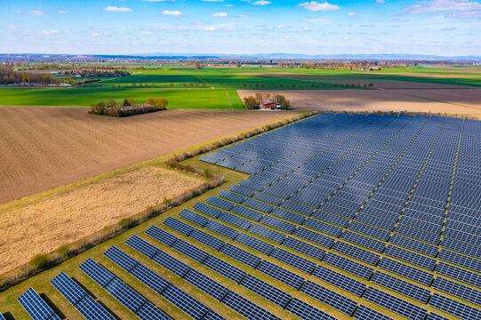Landwirtschaft neben Solarpanels eines Solarparks im l&auml;ndlichen Deutschland
