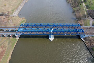 Most kolejowy nad rzeką Odra w pogodny dzień z drona  - obrazy, fototapety, plakaty