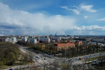 miasto Wrocław z drona w pogodny dzień z widokiem na osiedla w tle z Skytowerem - obrazy, fototapety, plakaty
