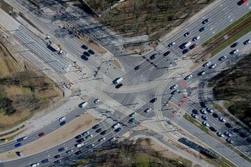 skrzyżowanie dróg z samochodami, autami w tle, z drona z góry