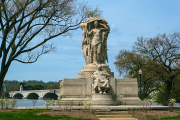 Fototapeta na wymiar John Ericsson Memorial with Potomac River and Arlington Memorial Bridge