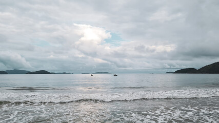Dois barcos navegando no meio do mar