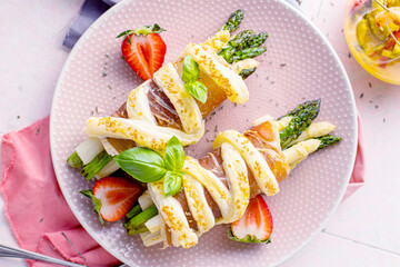 Weißer und grüner frischer Spargel mit  Erdbeeren eingewiekelt in blätterteig mit leckeren schinken 