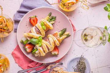 Weißer und grüner frischer Spargel mit  Erdbeeren eingewiekelt in blätterteig mit leckeren schinken 